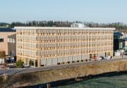 Architettura moderna di uffici con struttura in legno e grande facciata finestrata, progettata da Blumer Lehmann.