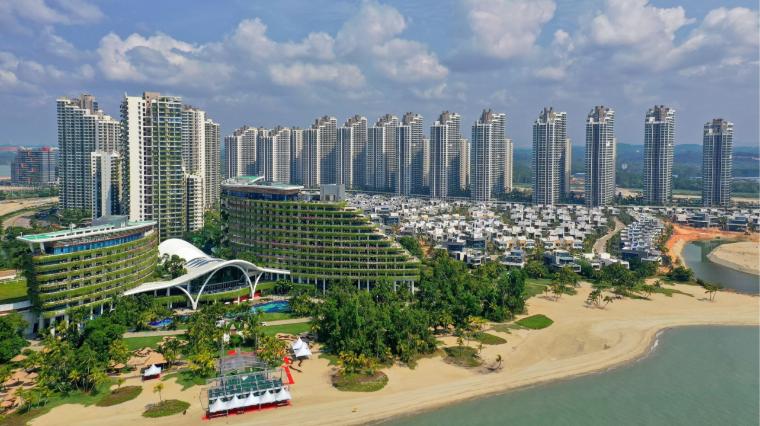 Impressionante visualizzazione della presunta città pianificata sostenibile Forest City in Malesia.
