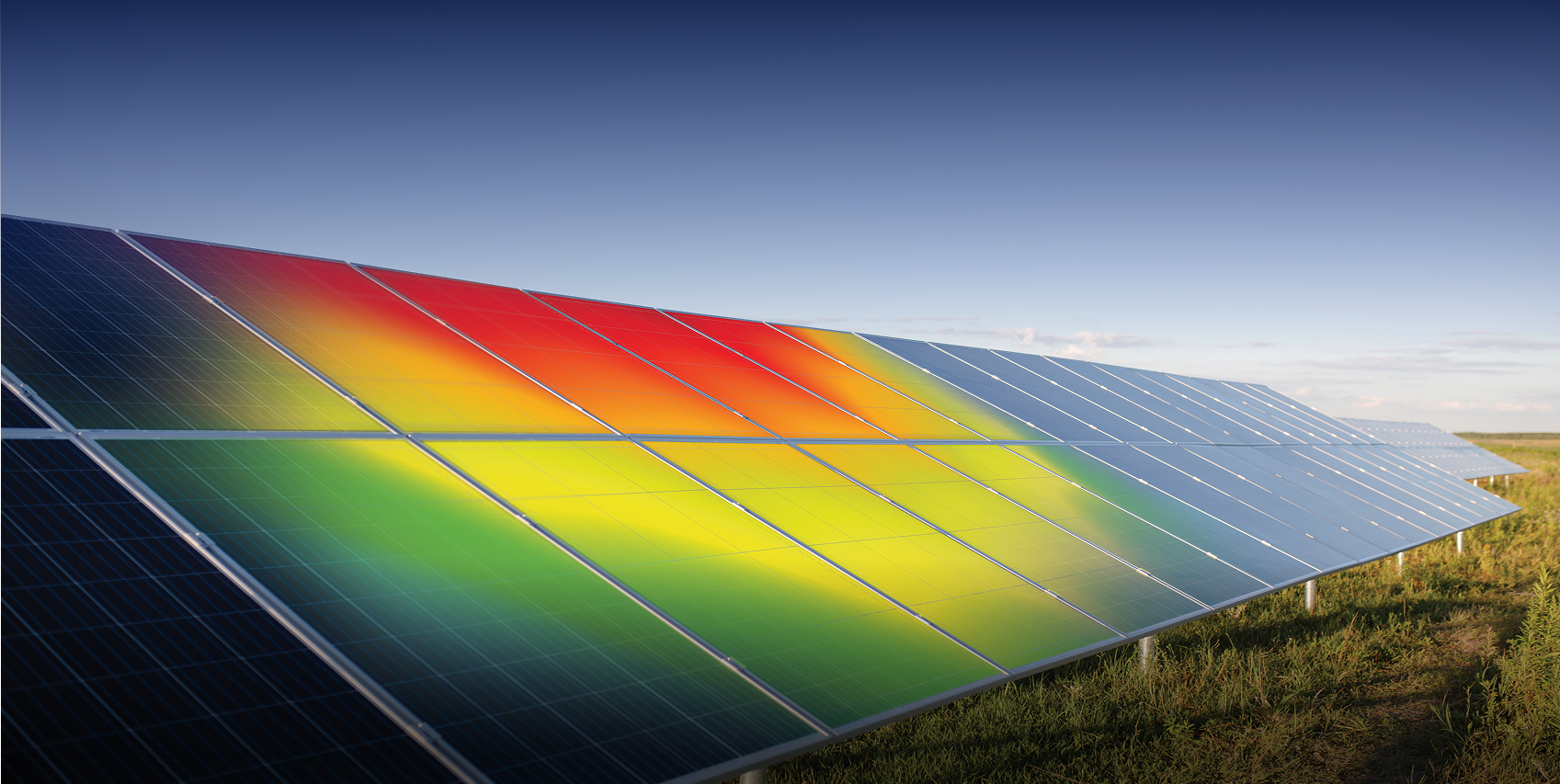 Pannelli solari installati su un sistema di montaggio, che illustrano l’applicazione di una struttura fotovoltaica sotto una forte esposizione al sole.
