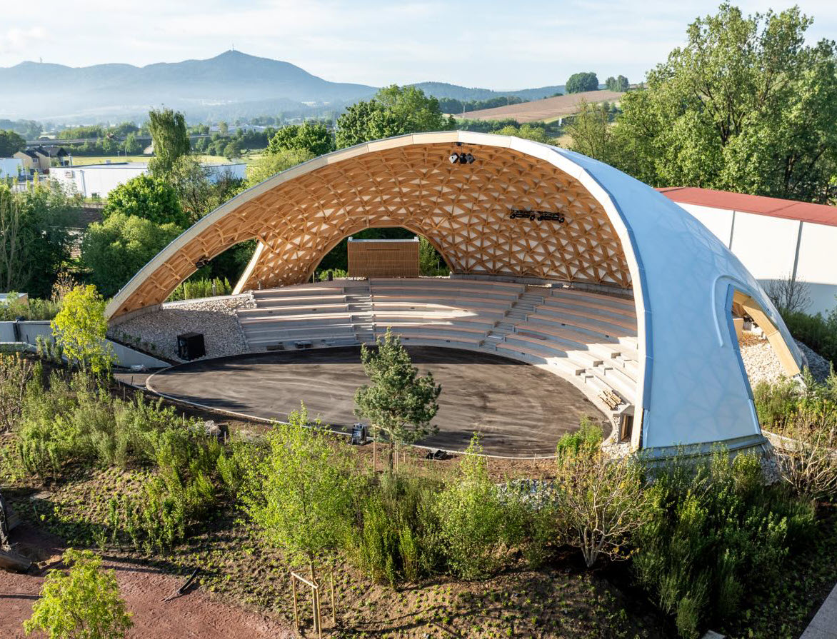 Gridshell in legno della parkarena a Furth am Wald con palco.