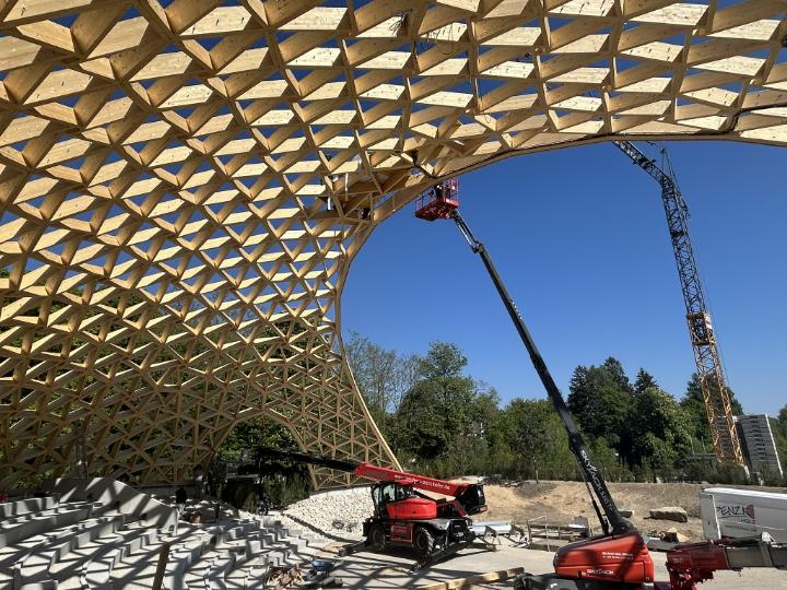 Vista della parkarena a Furth im Wald durante la costruzione con l'installazione degli elementi finali.