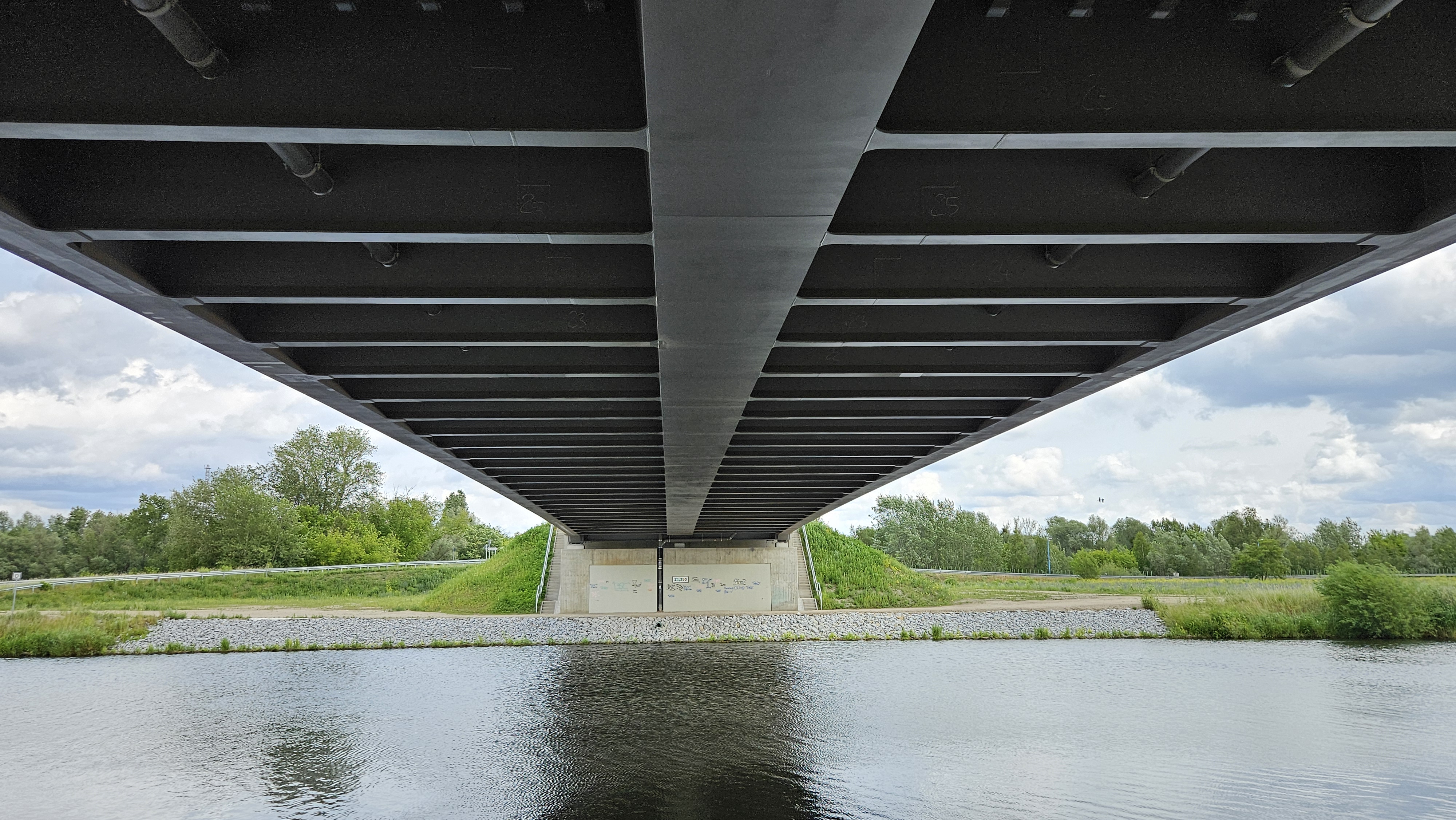 Vista inferiore del ponte di Kuhdamm a Wustermark, con attenzione sulla struttura in acciaio