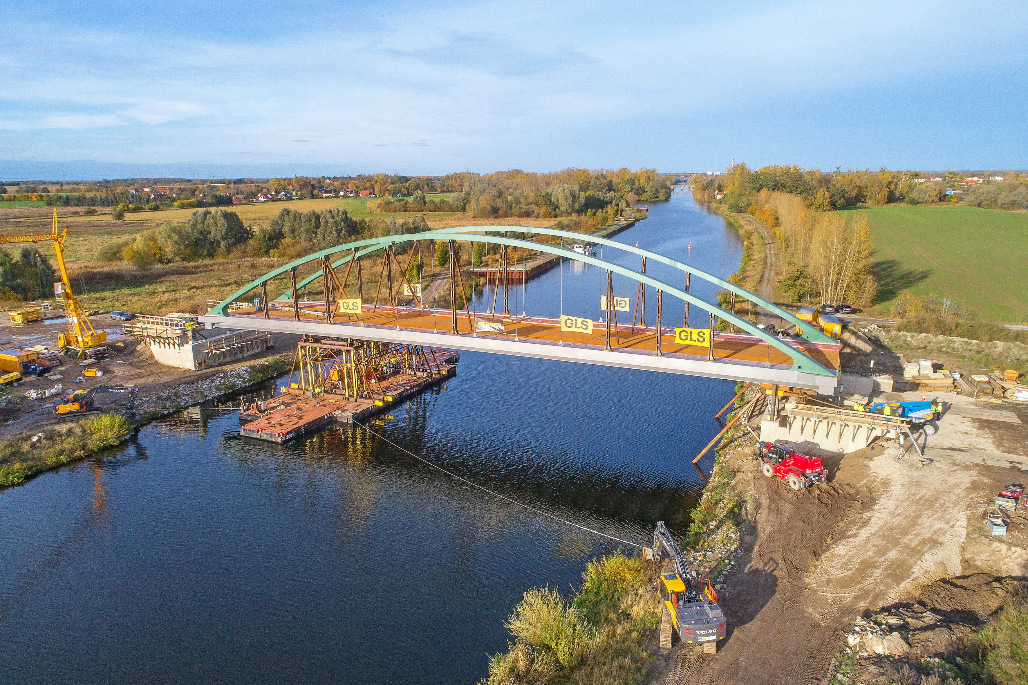 Installazione del ponte di Kudamm, vista dalla sponda destra