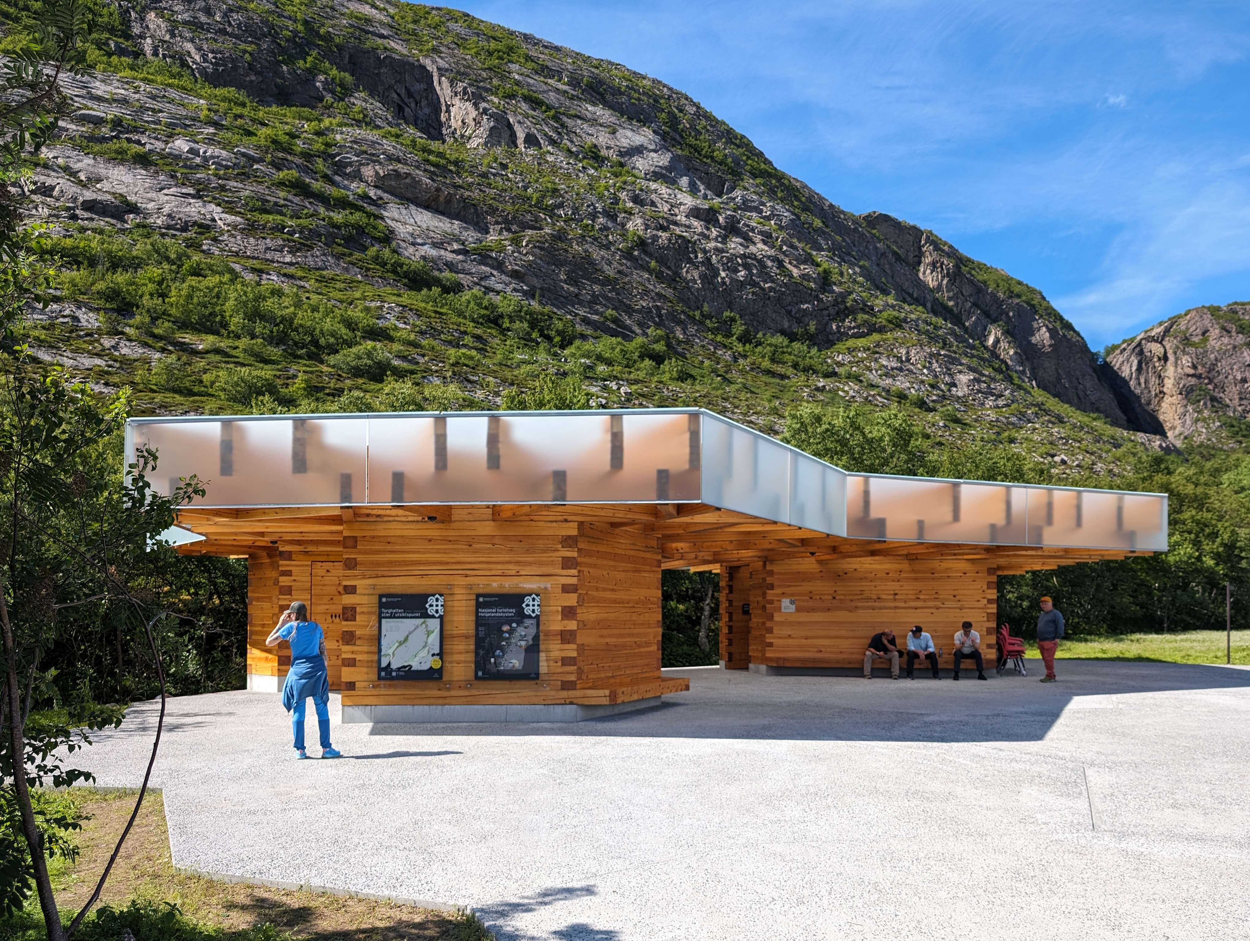 Vista esterna di un edificio dei servizi moderno davanti al paesaggio di Torghatten