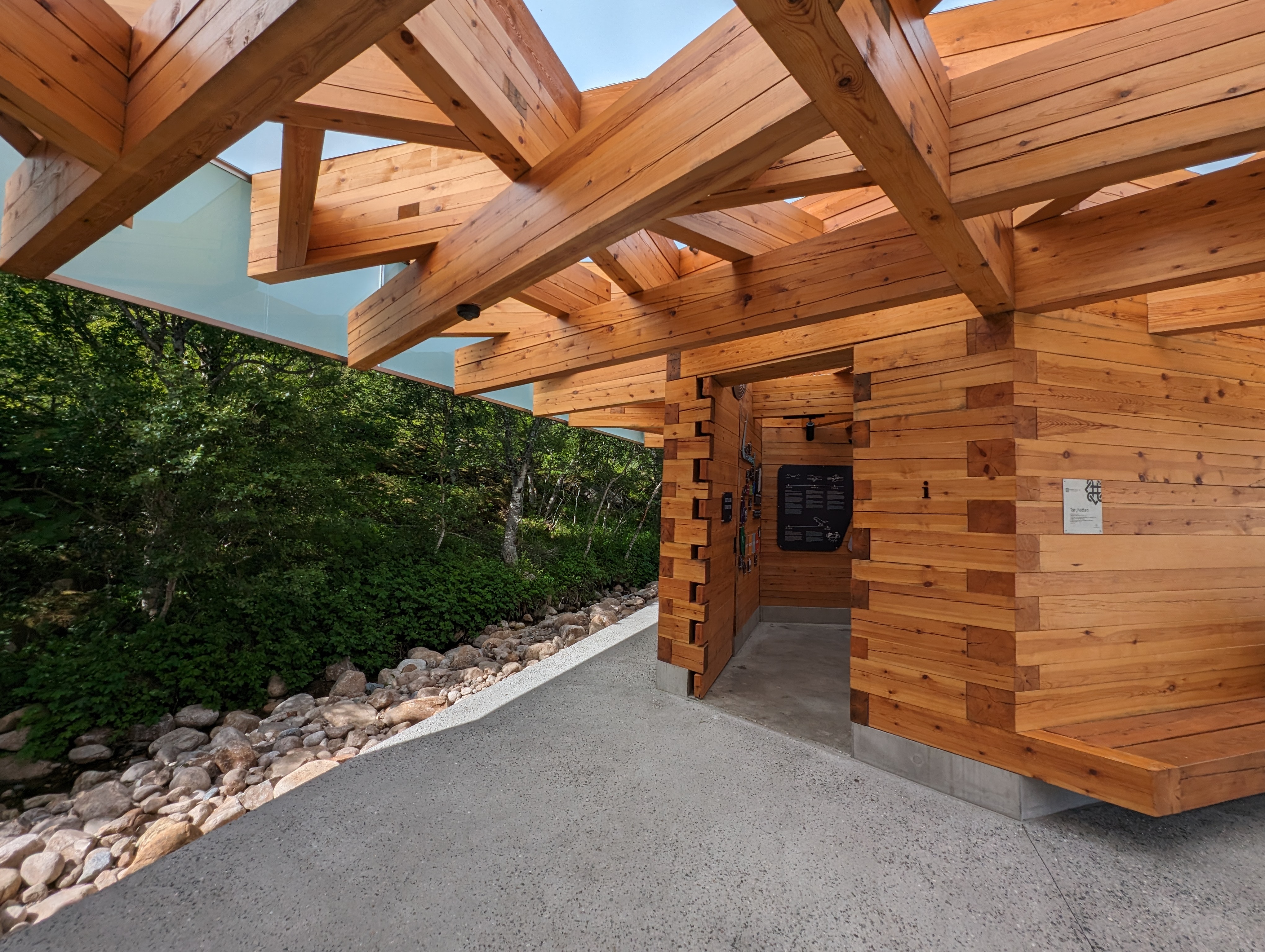 Struttura in legno delle pareti e del tetto di un edificio di servizio a Torghatten. Vista della struttura architettonica in legno con il suo linguaggio di design unico e dettagli tecnici strutturali