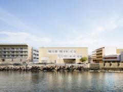 Il progetto integra pietra locale, accesso a terrazze e un'architettura moderna per creare spazi multifunzionali per l'istruzione e la comunità
