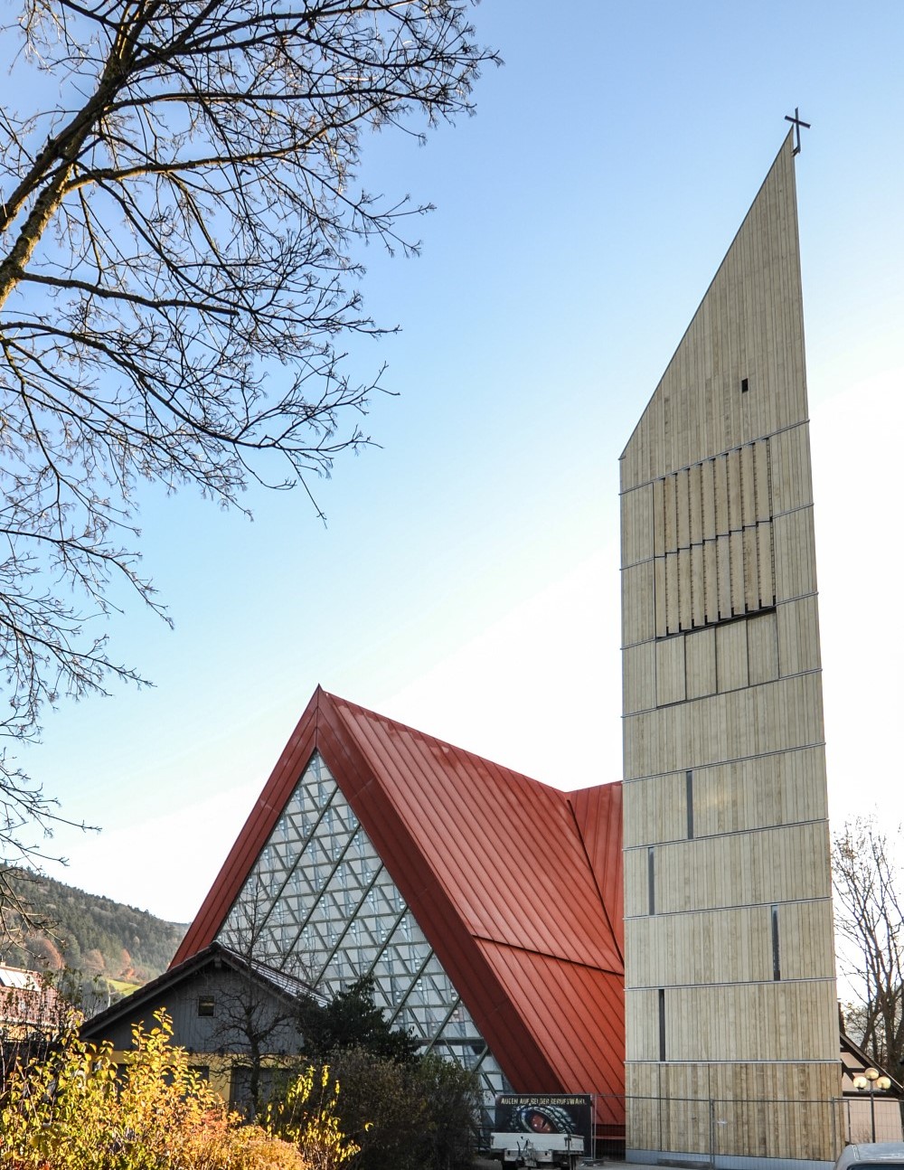 Campanile moderno in legno