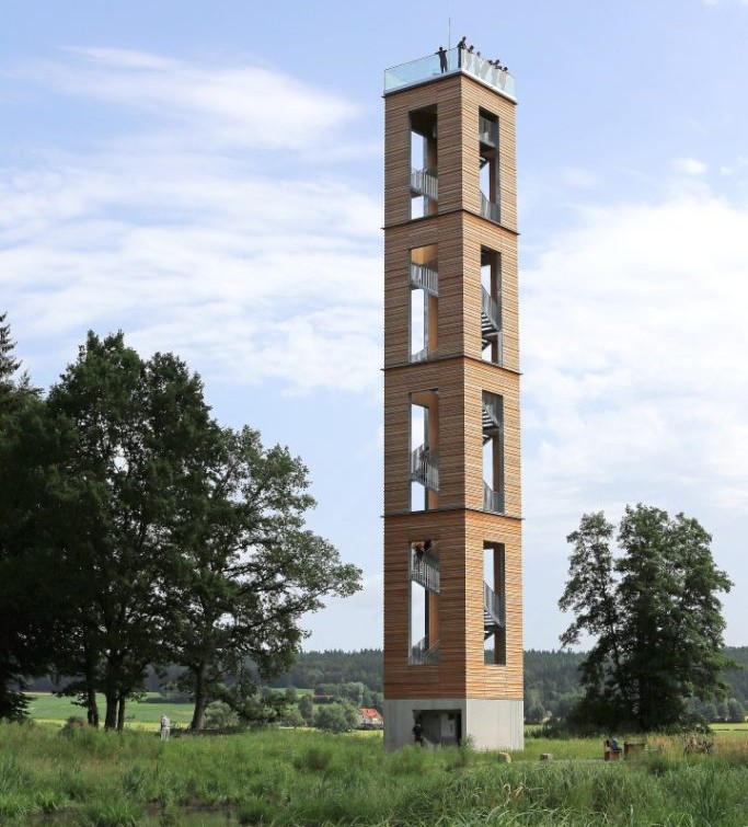 Torre di osservazione in legno a Bannwald vicino a Ostrach, progettata dallo studio di ingegneria Wirth-Haker.