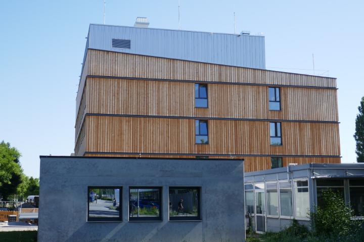 Vista laterale di un edificio moderno del laboratorio proposto con una facciata in legno.