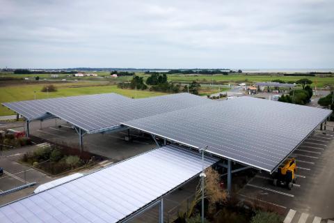 GH Hervouet: copertura fotovoltaica per parcheggio in Vendée, Francia. Il progetto si concentra su soluzioni di energia sostenibile