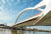 Ponte Barqueta a Siviglia, progettato da Santiago Calatrava. Foto di nito su shutterstock.com.