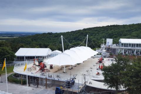 Vista del Champagne Bar al Goodwood Racecourse nel Regno Unito, a bista del sua design architettonico