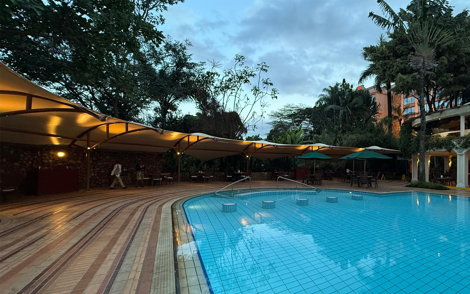 Copertura a membrana in acciaio della piscina dell'Hotel Serena, Nairobi