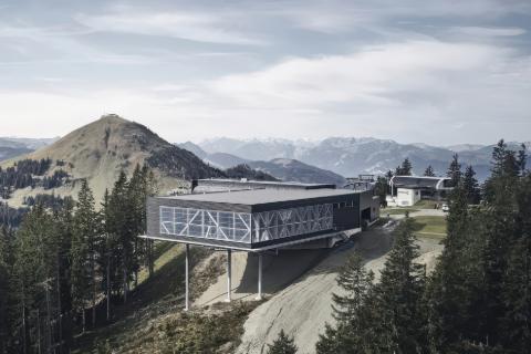 Vista della stazione in alta montagna e della rimessa della funivia Zinsbergbahn in Austria, che mostra le complesse sfide delle strutture in acciaio.