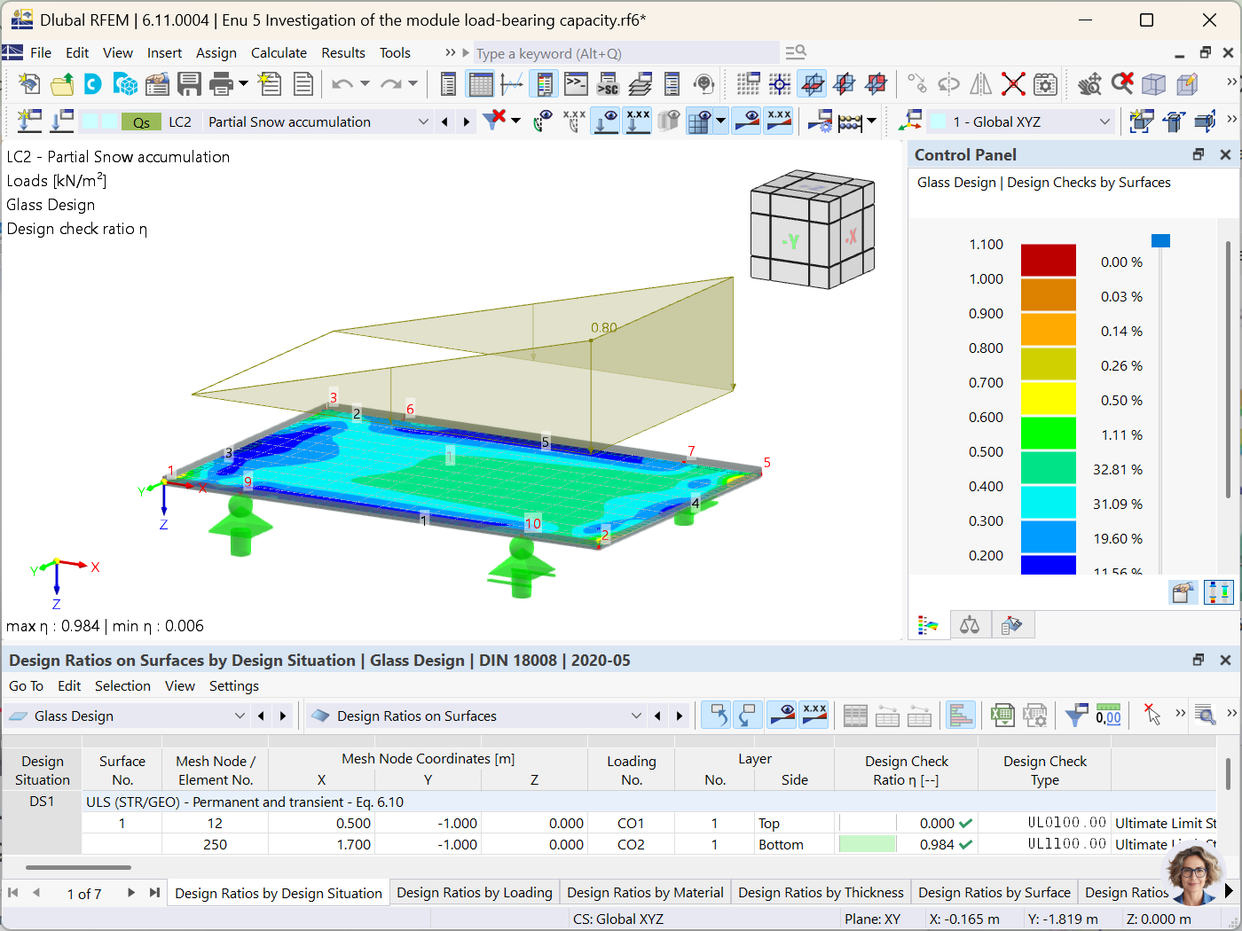 L'immagine mostra una simulazione di accumulo parziale di neve su pannelli fotovoltaici in vetro utilizzando l'add-on Verifica vetro in RFEM 6.