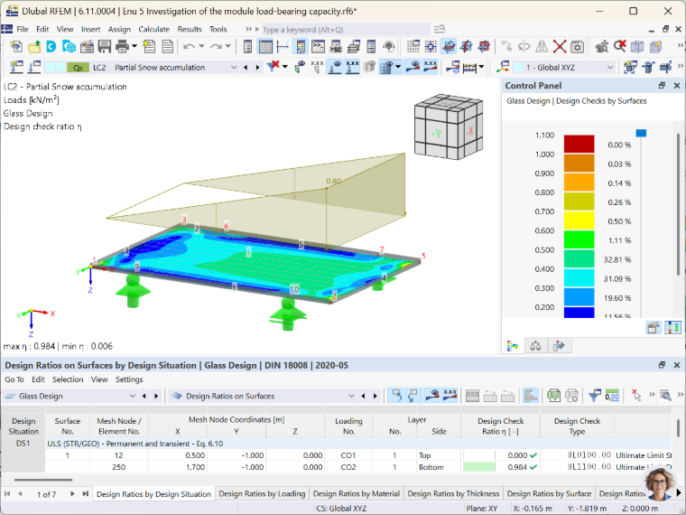 L'immagine mostra una simulazione di accumulo parziale di neve su pannelli fotovoltaici in vetro utilizzando l'add-on Verifica vetro in RFEM 6.