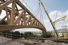 Installazione di una passerella in legno. Notevole progetto di costruzione in legno con progettazione strutturale avanzata.