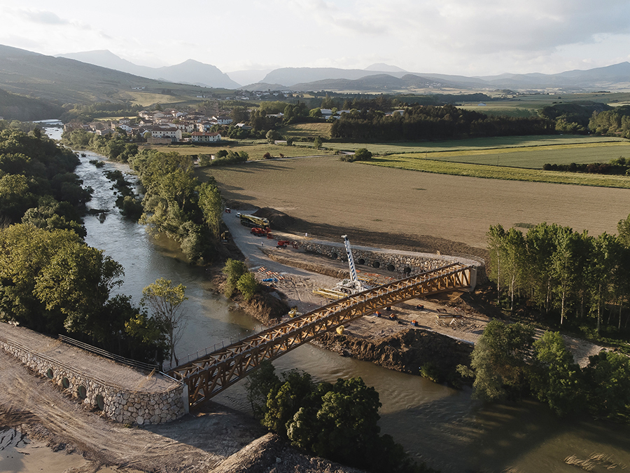 Vista della passerella pedonale in legno sopra il fiume Arakil a Navarra, la più lunga del mondo, progettata da Madergia.