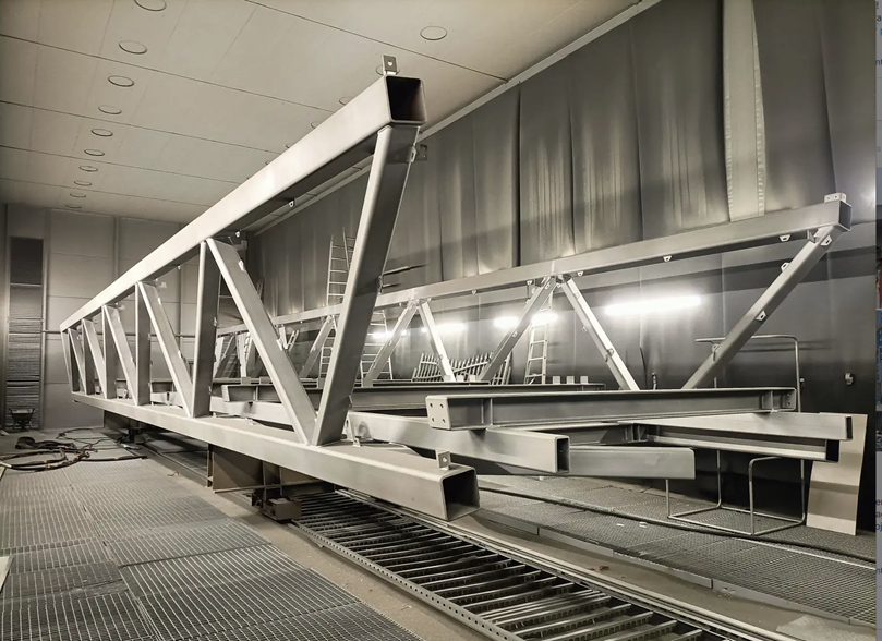Progetto di un ponte pedonale nello stabilimento per la verniciatura | © ACML