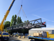 Sollevamento di un ponte pedonale in cantiere | © ACM