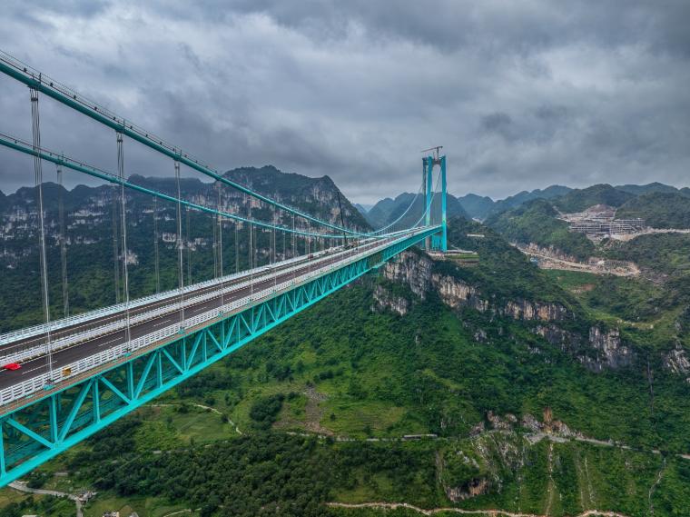 Vista del ponte del Grand Canyon di Huajiang, il ponte più alto del mondo in Cina