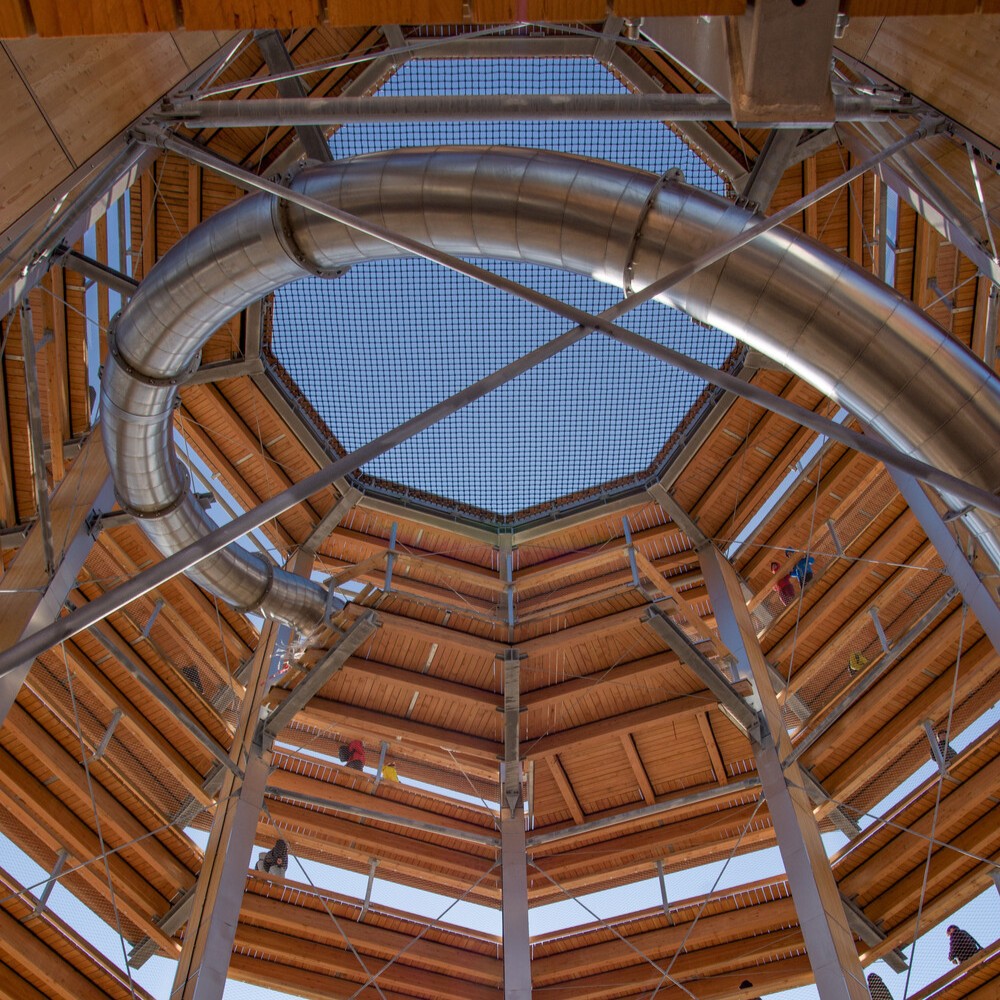 Vista interna della torre panoramica mostra una struttura in legno a spirale