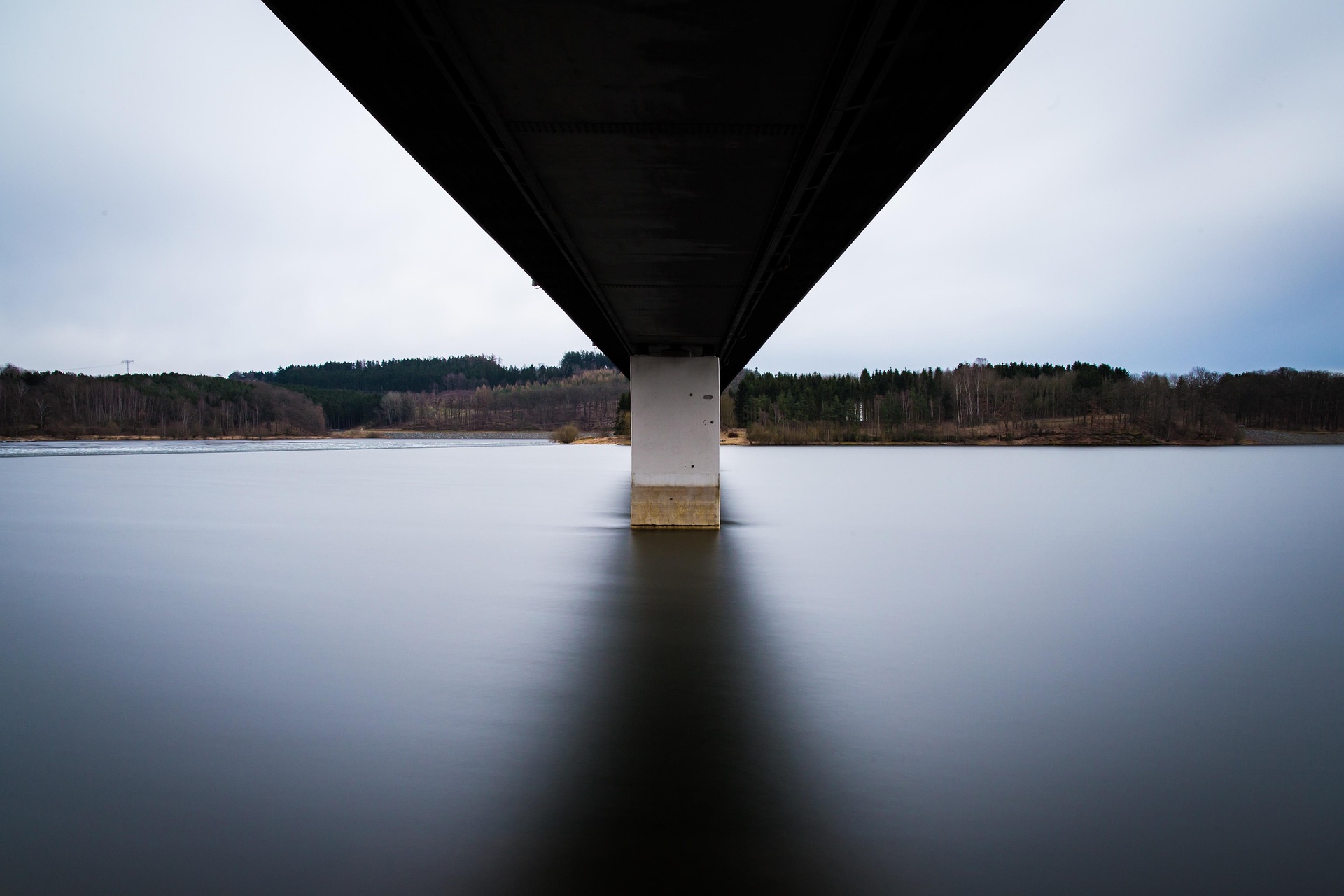 Vista inferiore del ponte in legno sopra il bacino di Zeulenroda