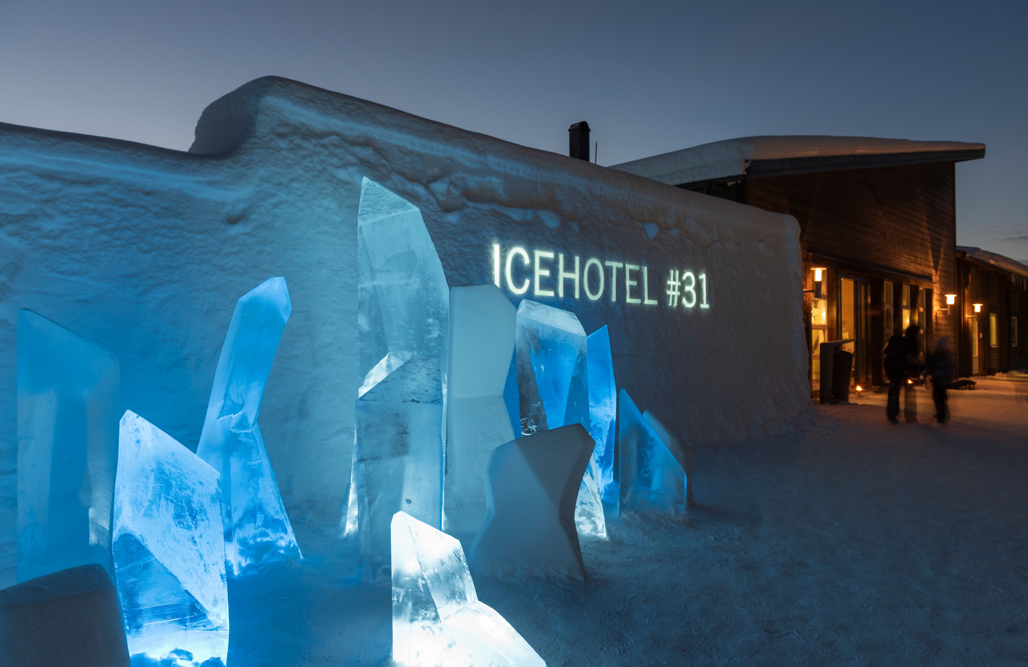 Icehotel di Lappone in Svezia, con neve e ghiaccio artistico in ambiente invernale