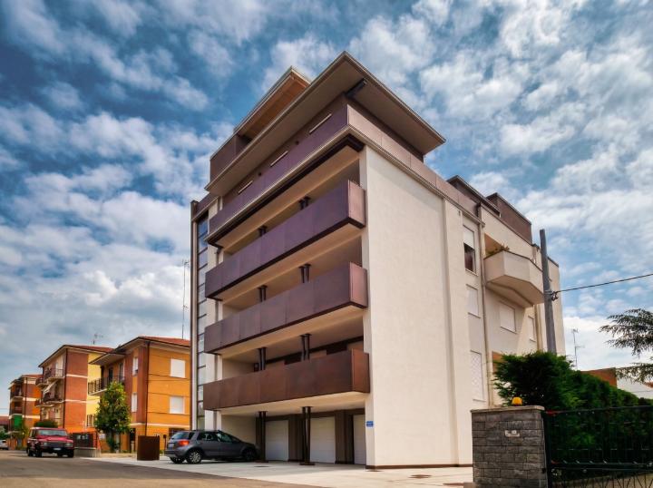 Edificio di sei piani in legno a strati incrociati (XLAM) a Modena, Italia, progettato da Ergodomus.
