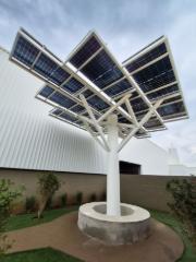 Stabile struttura in acciaio per l'installazione di un impianto fotovoltaico a forma di albero.