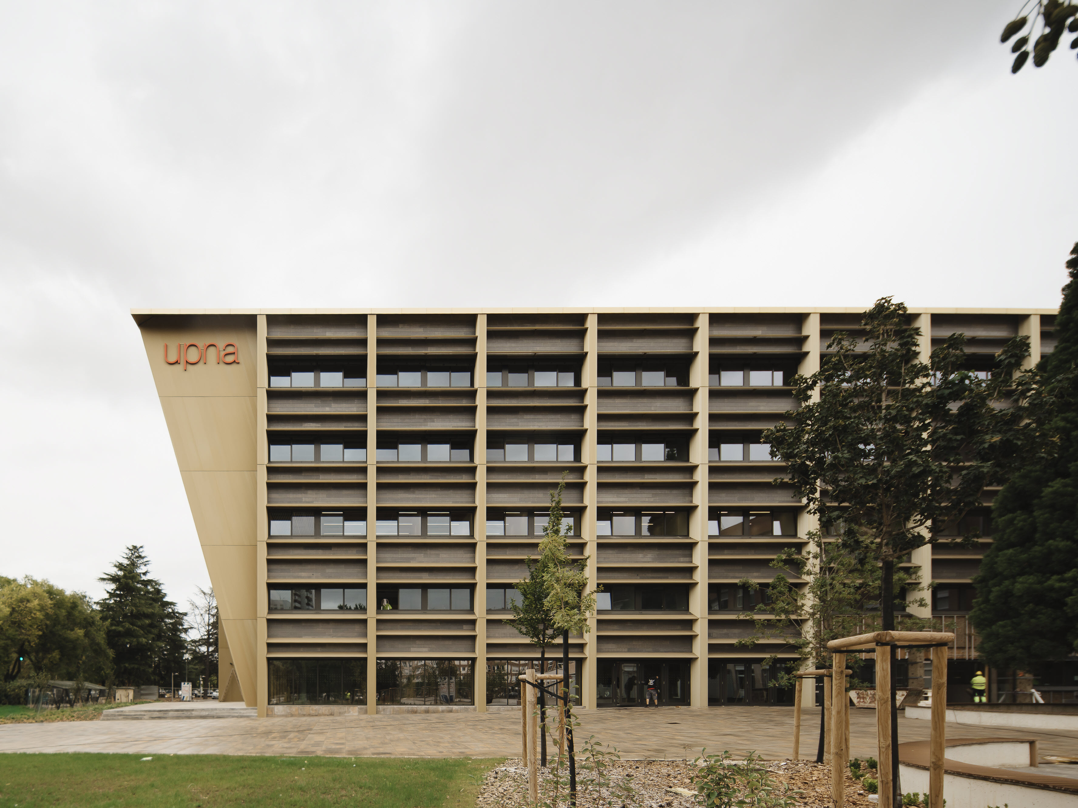 Vista della Facciata laterale dell'edificio universitario realizzato in legno