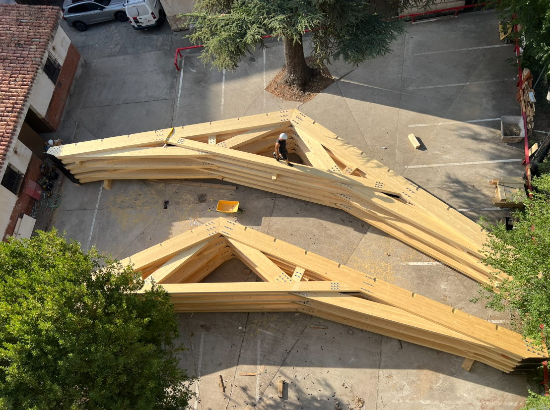 Travi in legno a ginocchio posizionate per installazione in cantiere