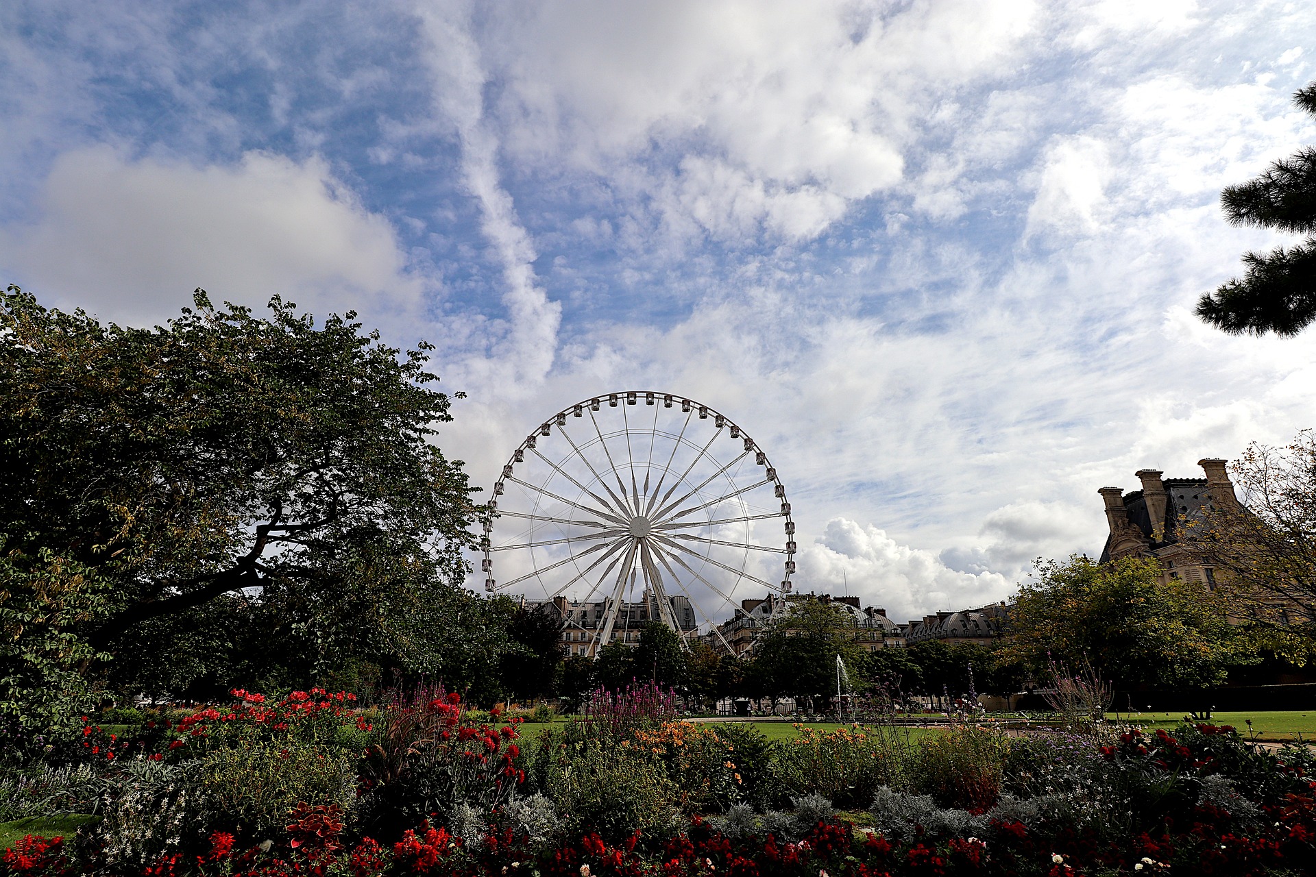 Ruota panoramica nel Jardin des Tuileries a Parigi, Francia, alla luce del giorno.