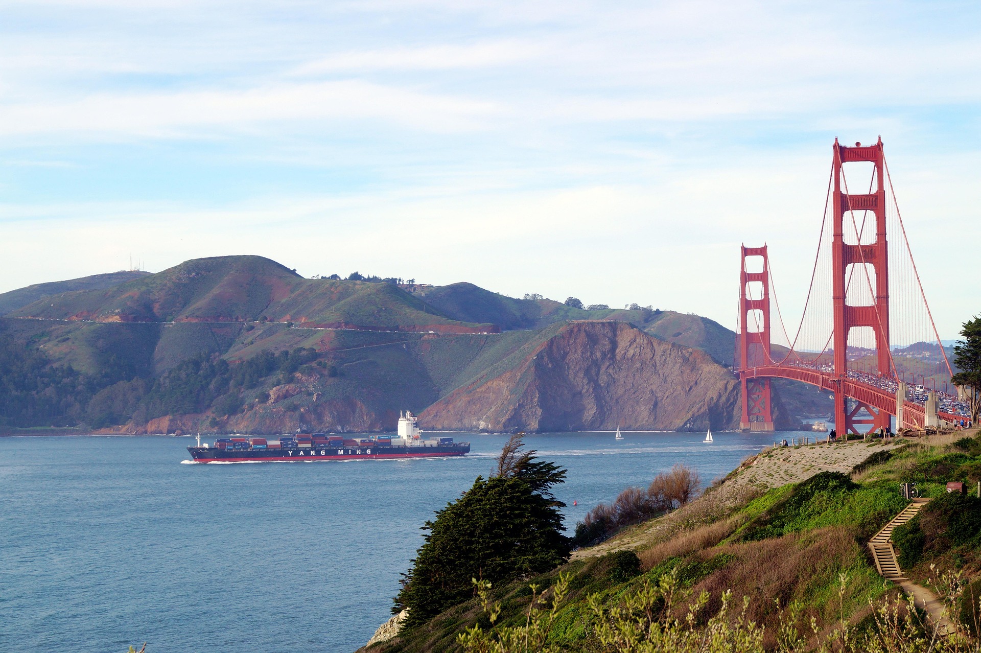 Il Golden Gate Bridge è un nodo centrale per il traffico stradale e marittimo.