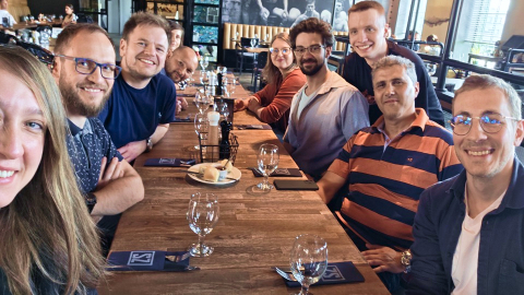 Foto di gruppo dei dipendenti a un evento di team building che mostra la cultura aziendale