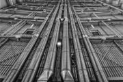 Sistema di tubi metallici per ventilazione, installazione tecnica in ambiente industriale. Visibili chiaramente i condotti dal design impressionante.