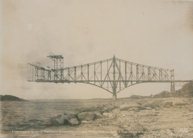 Sezione meridionale del ponte Québec nel 1907, poco prima del suo crollo a causa di problemi strutturali.