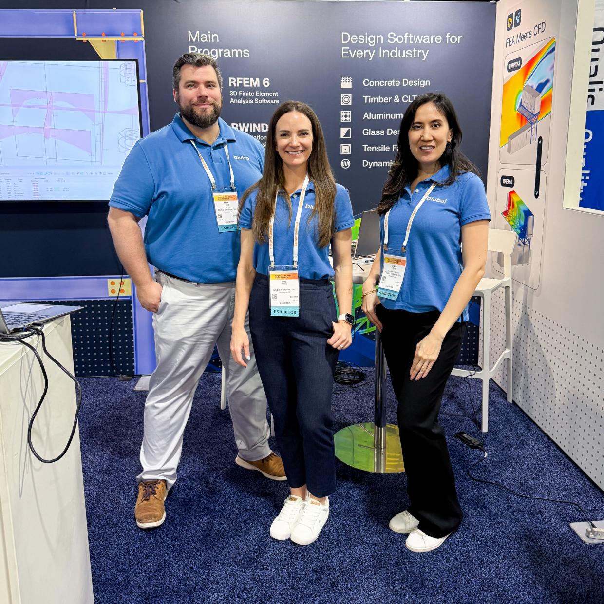 Il team di Dlubal Software, inclusi Amy Heilig, Cisca Tjoa e Matt Frantz, è presente al proprio stand durante una conferenza ad Atlanta.