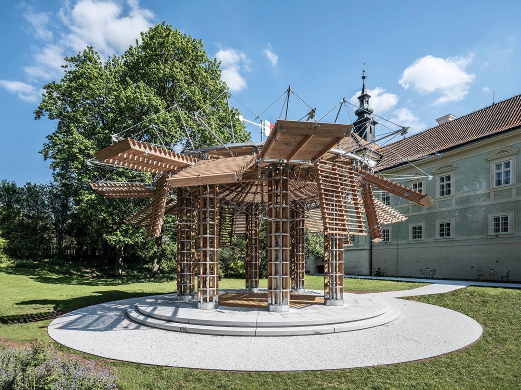 Padiglione cinetico al castello di Radíč realizzato con l'ausilio di strutture in legno, progettato dalla società TIMBER DESIGN s.r.o.