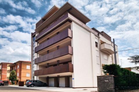 Edificio in CLT di sei piani progettato da Ergodomus, che mostra la costruzione sostenibile in legno.