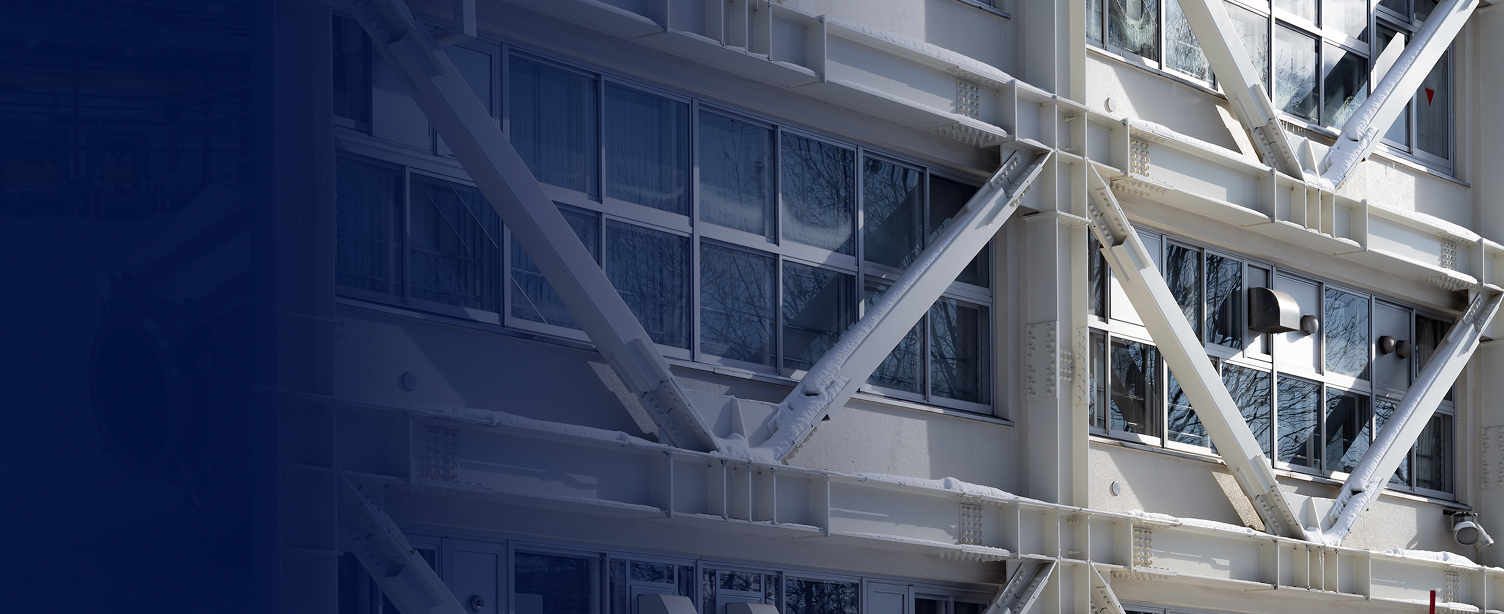 L'immagine rappresenta un progetto concettuale di un edificio resistente ai terremoti che utilizza tecniche ingegneristiche avanzate.
