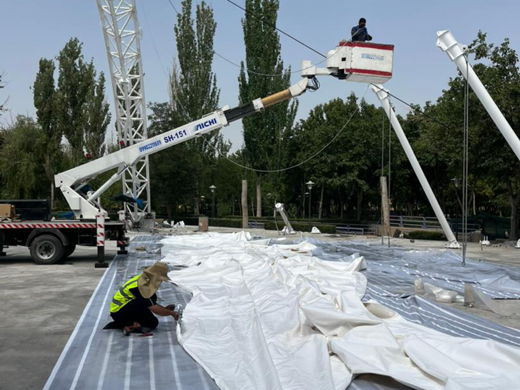 Ripresa di dettaglio della preparazione di una struttura a membrana per l'impiego in progetti architettonici.
