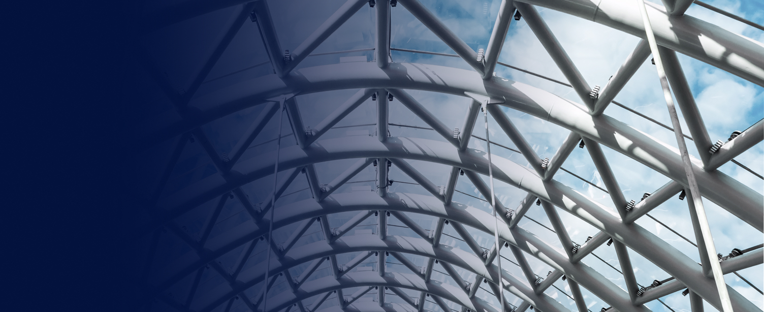 Una costruzione ad arco in tubolare d’acciaio che esemplifica principi avanzati di ingegneria architettonica.