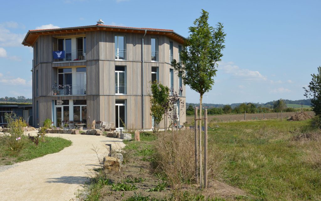 Vista della torre residenziale Tempelhof a Kreßberg, Baden-Württemberg, circondata da un paesaggio naturale e da un'architettura pulita.