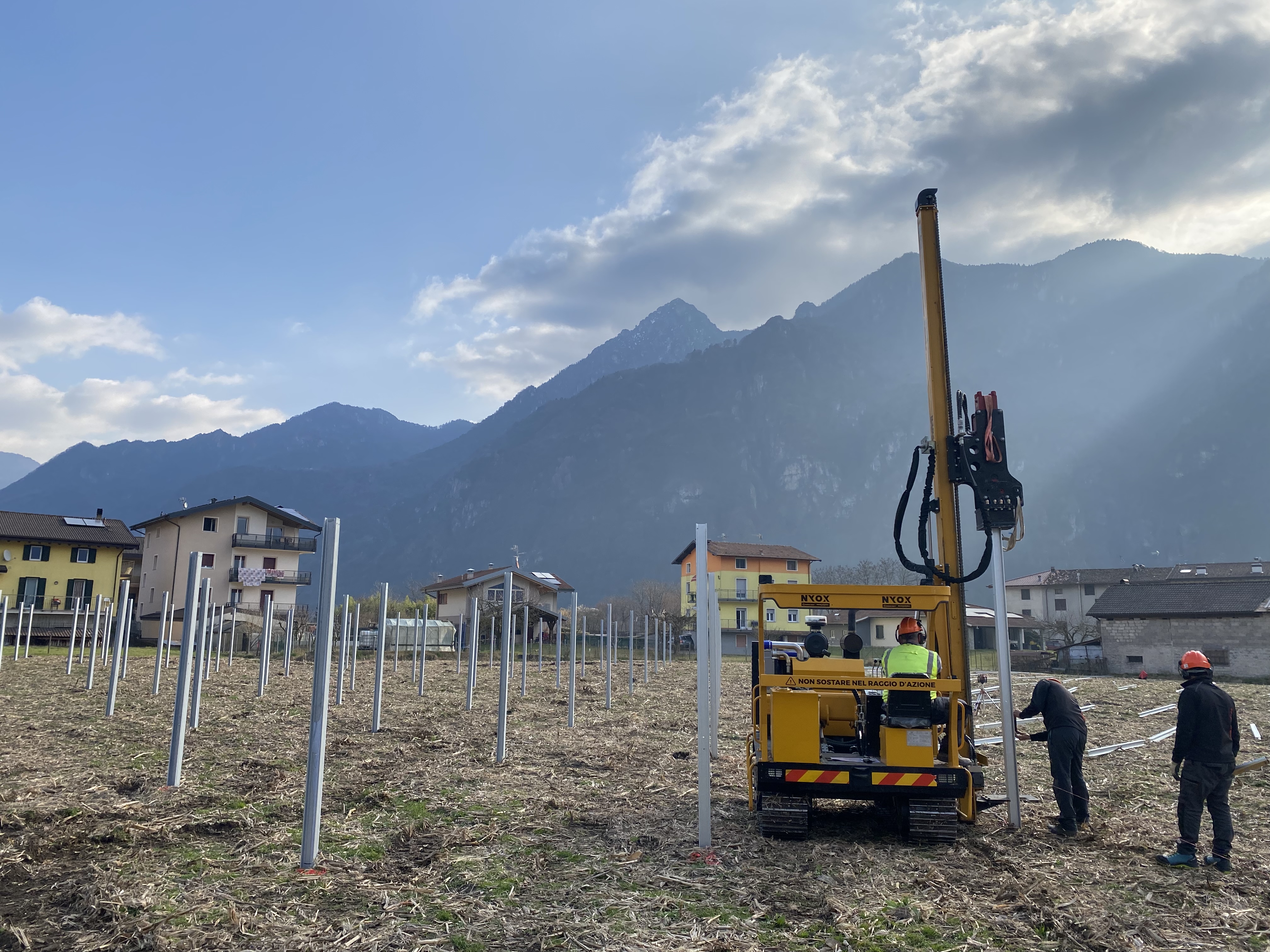 I sistemi fotovoltaici vengono installati su una copertura durante la fase di costruzione.