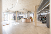 Vista interna dell'edificio residenziale e commerciale © Timber Structures 3.0 AG
