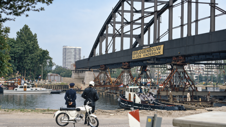 Ponte ad arco in acciaio sollevato su supporti provvisori durante il suo trasferimento attraverso il Canale Amsterdam-Reno