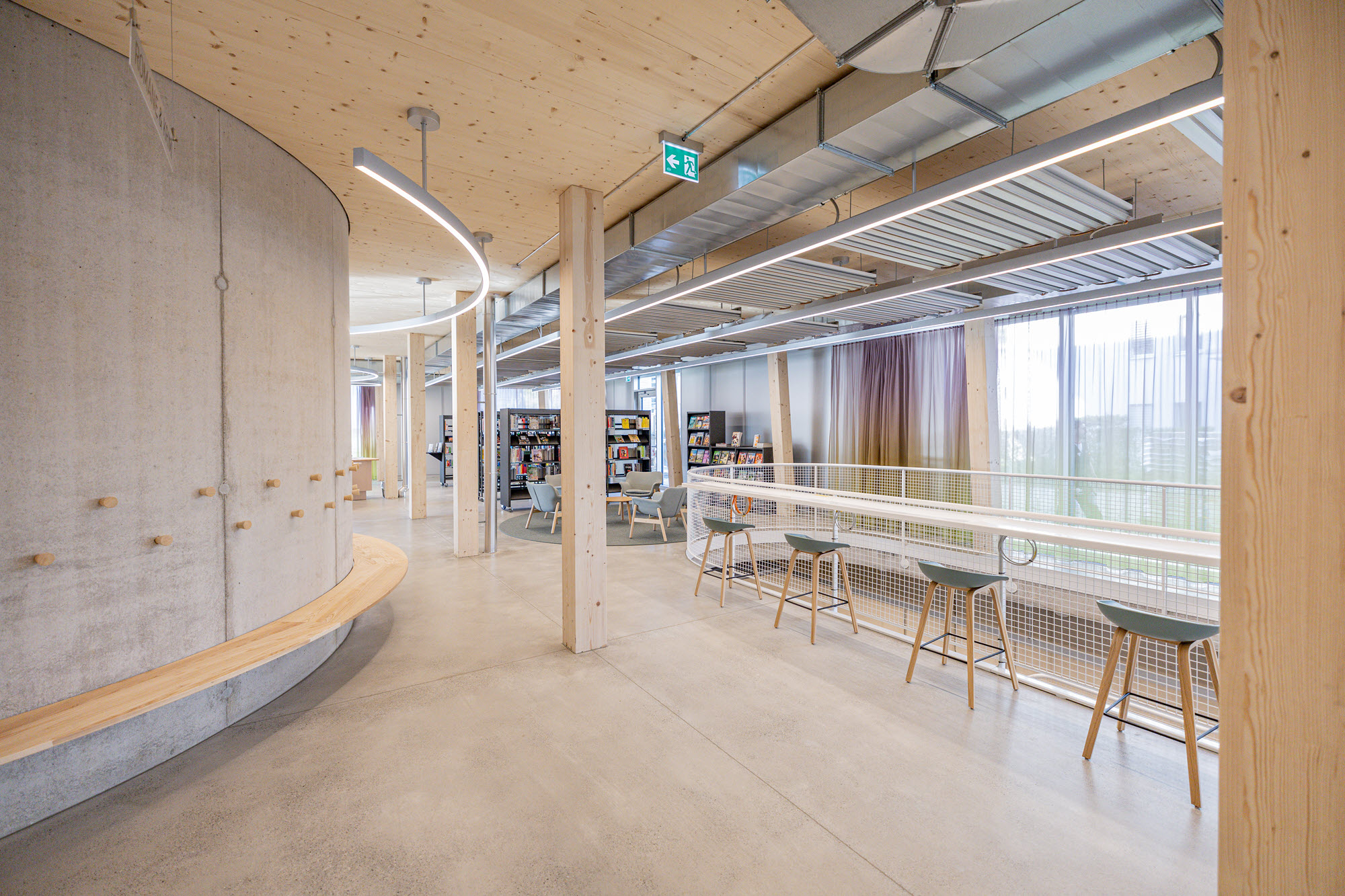 Vista interna dell'edificio residenziale e commerciale © Timber Structures 3.0 AG