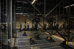 Neu eingebauter Schnürboden in Untergurtebene der Stahlfachwerkbinder (© KREBS+KIEFER)