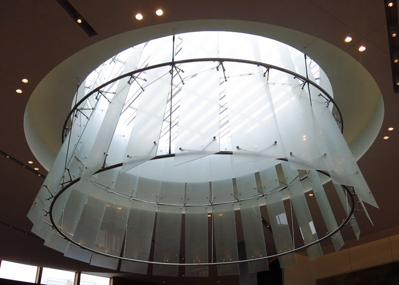 Szklany żyrandol w Keystone Mall, USA (© www.stutzkiengineering.com)